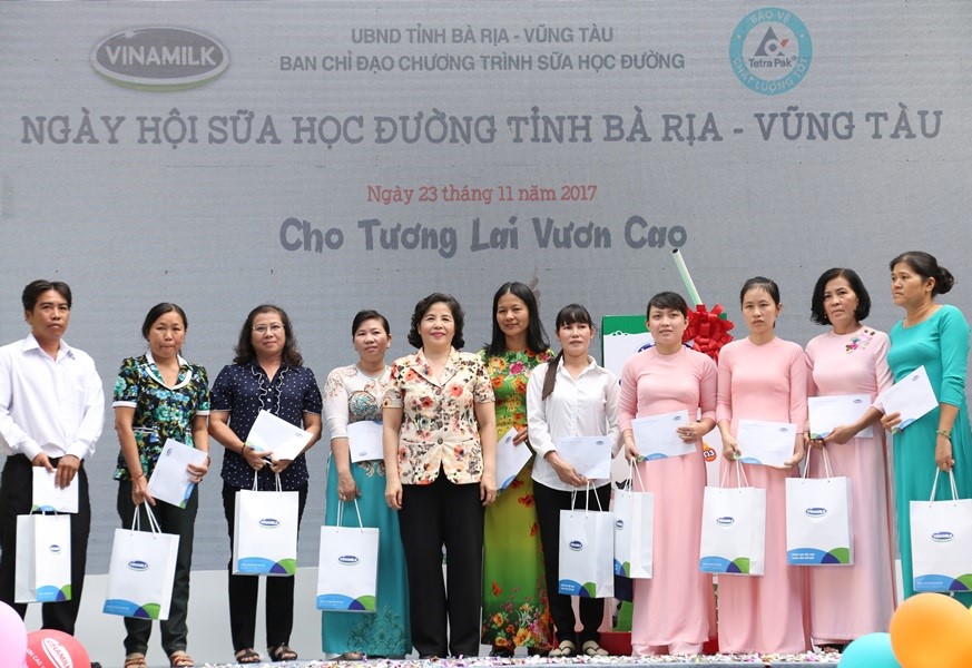 10[-]năm[-]Vinamilk[-]gắn[-]bó[-]với[-]chương[-]trình[-]“Sữa[-]học[-]đường”[-]vỉ[-]một[-]Việt[-]Nam[-]vươn[-]cao